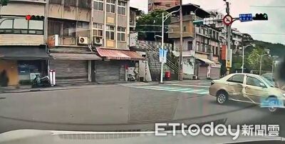 基隆男違規迴轉出事！直行車遭撞飛車門凹陷　驚險畫面曝