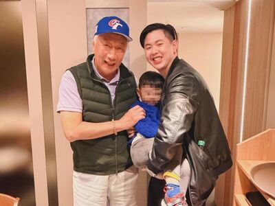 郭台銘野生現蹤！戴「中華隊」球帽吃壽喜燒　親切與店家合照