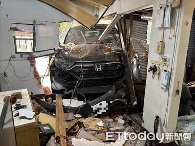 台中夫妻家中聊天...一台車撞進客廳！整片磚牆撞爛變廢墟