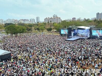 高雄「恐龍酷樂園」單日湧28萬人次！塞爆衛武營　誇張人海照曝