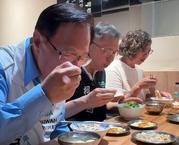 柯文哲掃光小菜挨批沒家教　蔡壁如認：他真的比較不周到