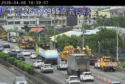 快訊/國1嘉義段「拖板車衝出邊坡」 清明收假車潮回堵7km