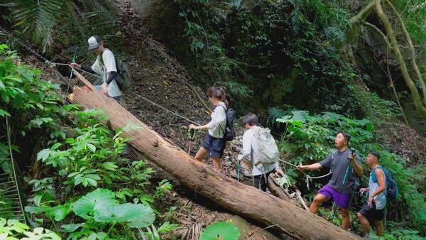 ▲▼金荷娜、肌肉山山、南優賢、李濬榮、彭小刀體驗手做客家牛汶水。（圖／客家電視台提供）