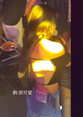 ▲▼郭書瑤難得現身夜店開唱，辣秀裸背。（圖／翻攝自郭書瑤IG）