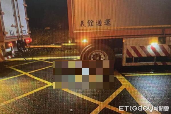 ▲埔里鎮中正路今凌晨發生死亡車禍，20歲女性機車騎士自摔後慘遭對向全聯結車輾斃。（圖／記者高堂堯翻攝，下同）