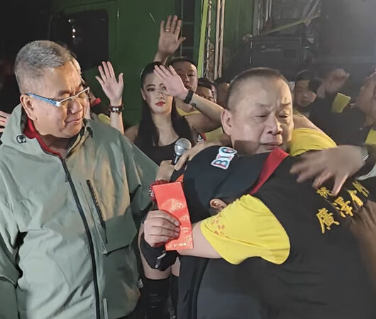 ▲賴銘偉和爸爸相擁而泣。（圖／讀者提供）