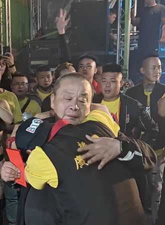 ▲賴銘偉和爸爸相擁而泣。（圖／讀者提供）