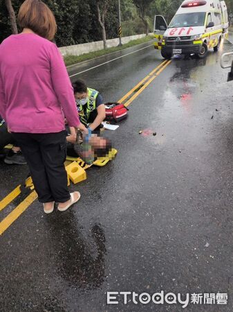 ▲台東鹿野一輛休旅車疑似因天雨路滑失控自撞，2人受傷。（圖／記者楊晨東翻攝）