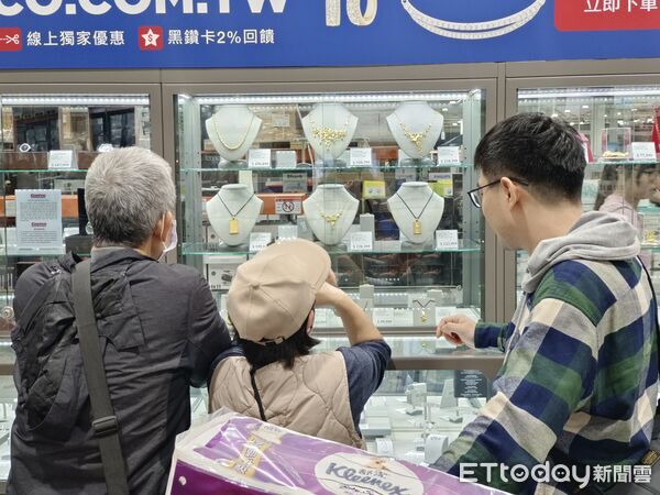 ▲黃金價格飆漲，搶上車或獲利了結的民眾，都要注意衍生稅負。（圖／記者湯興漢攝）