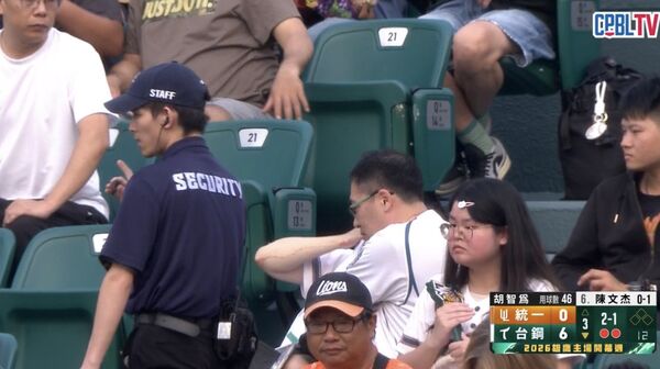 ▲右外野球迷疑似遭王柏融全壘打球擊中，當場濺血。（圖／擷取自CPBL TV）