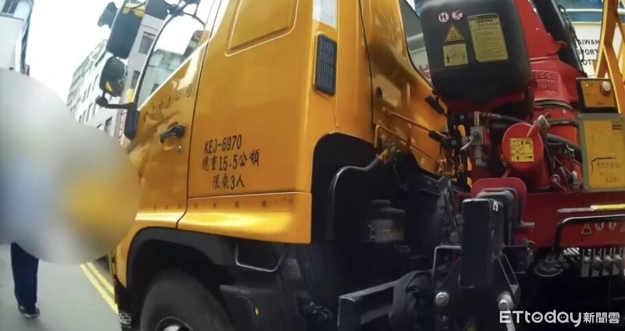 不爽停電!悍女砸爛台電工程車「還對警吐口水」 離譜畫面曝