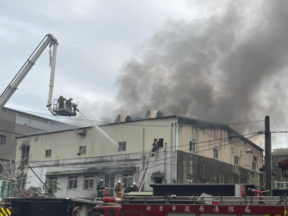 快訊/快關窗!新莊工廠失火黑煙沖天 內部存大量化骨水