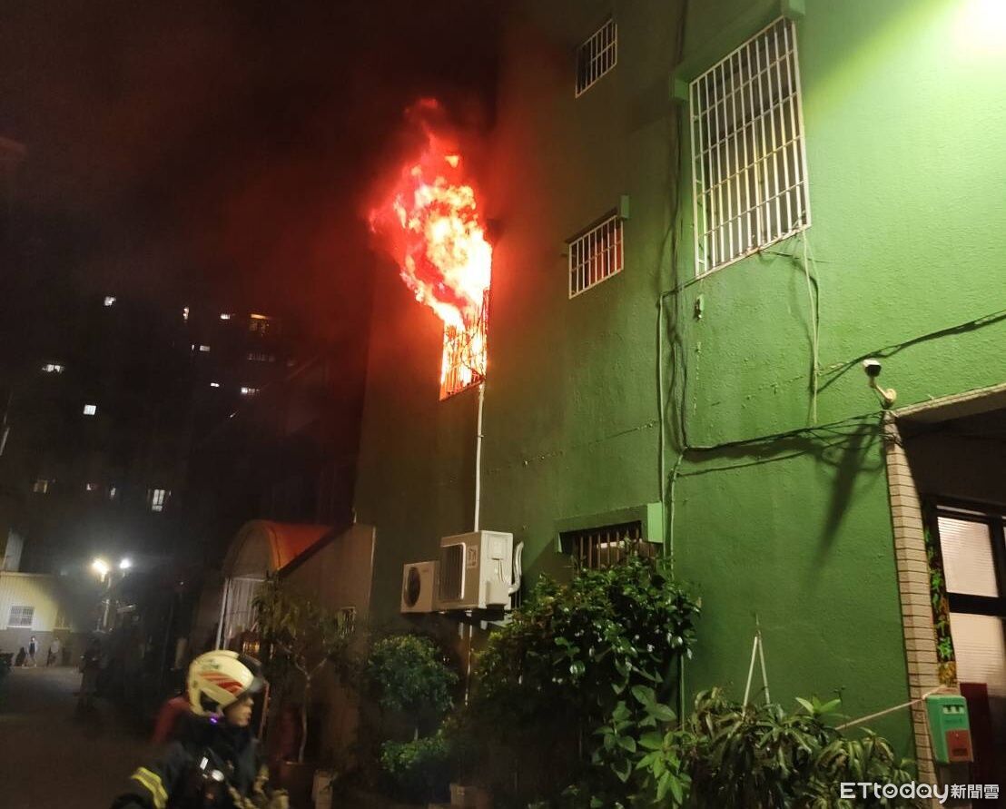 快訊/台南民宅竄火舌!臥室雜物燃燒 消防急派17車36人灌救