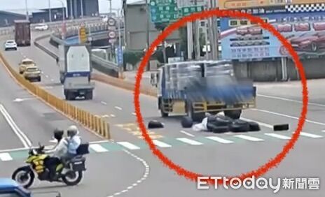 高雄竹湖陸橋前滿地橡膠圈!警追出禍首 最高可罰1.8萬