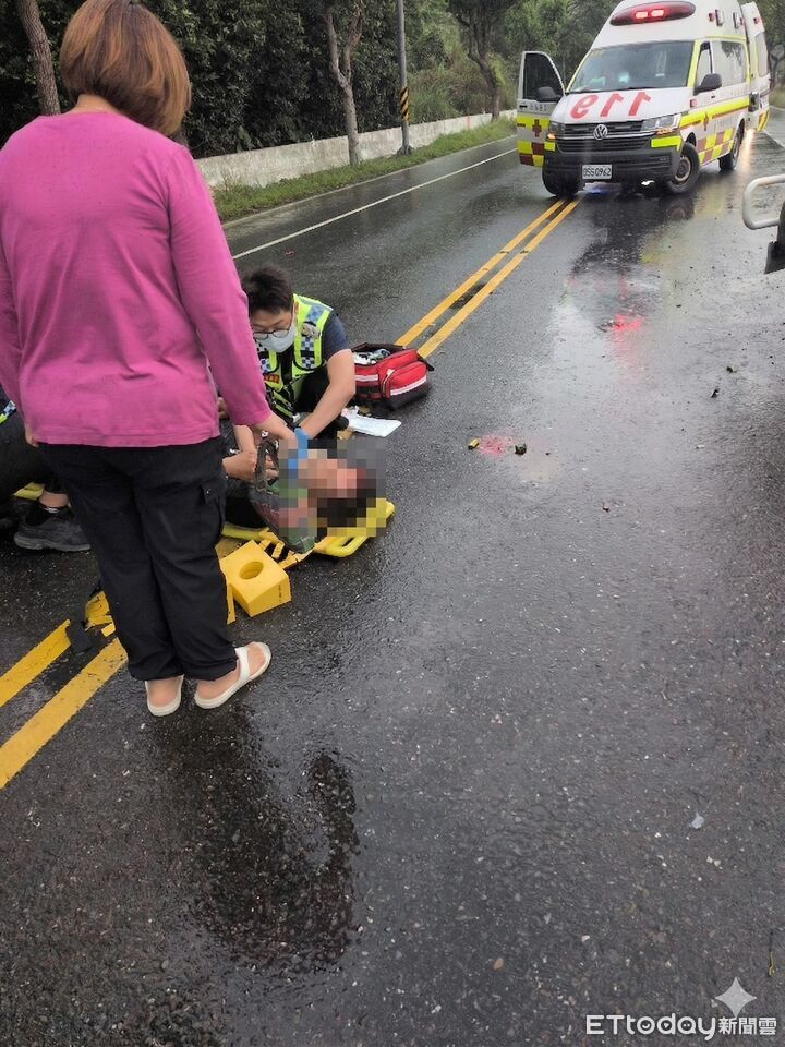 天雨路滑台東廂型車失控自撞!駕駛受困、乘客拋飛腿裂15cm