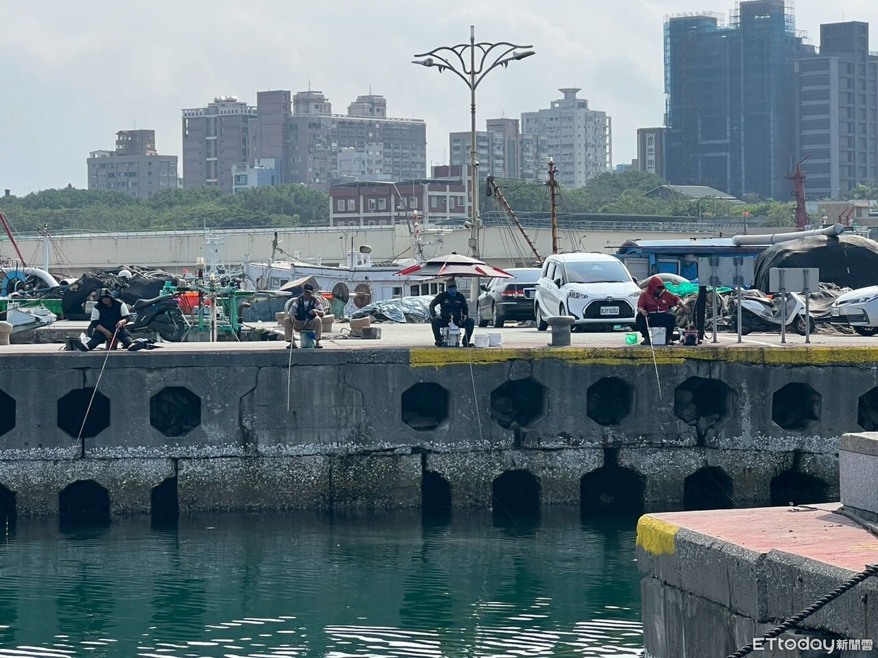 花蓮漁港友善釣魚區稽查!科技執法發現10件違規 蒐證開罰