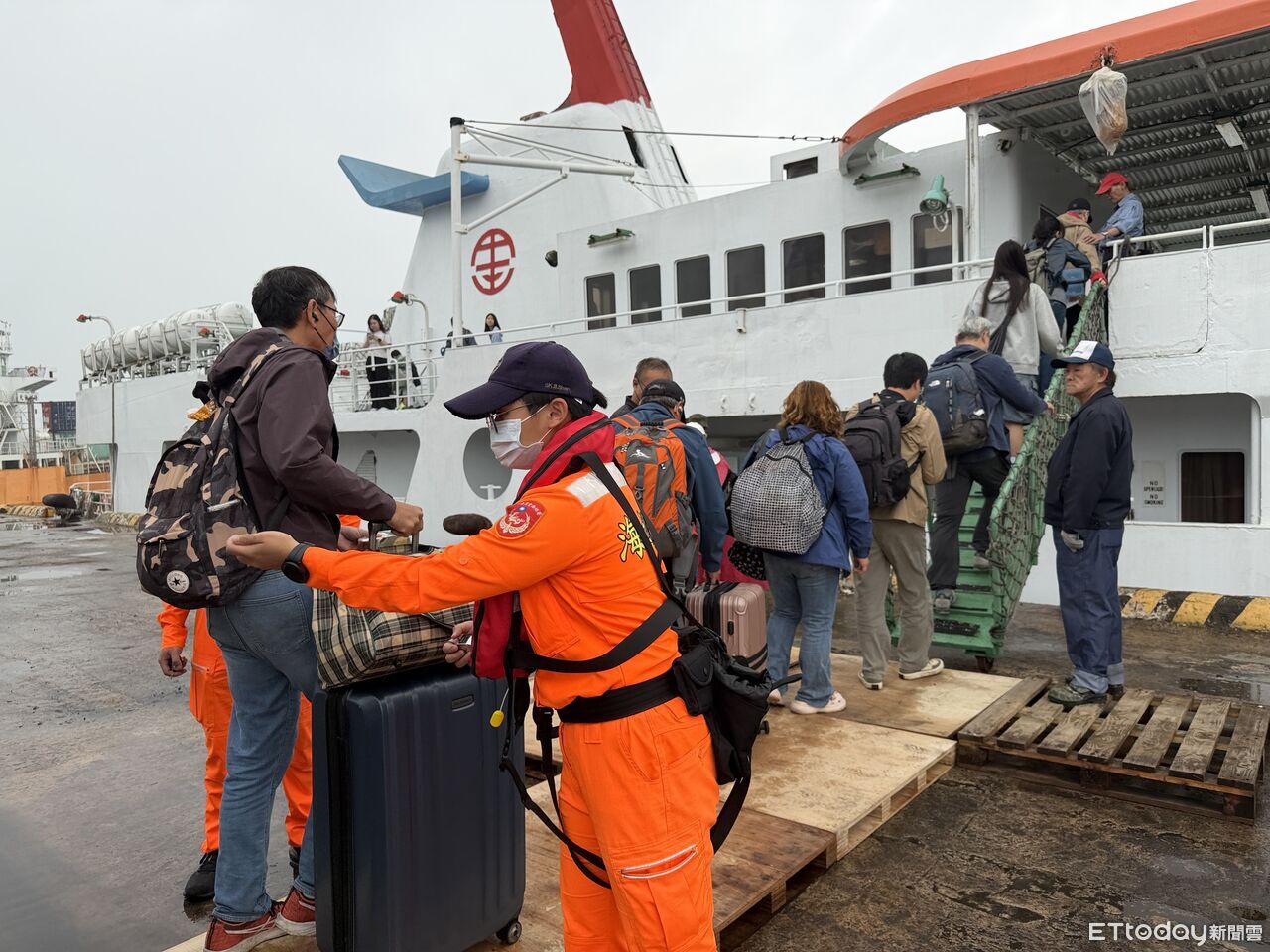 清明收假返台人潮湧現 金門啟動海運疏運近250人