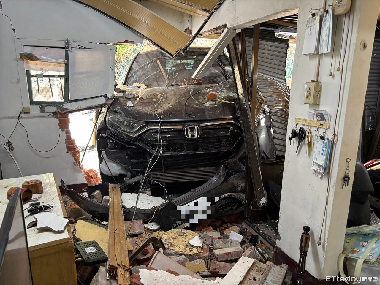 台中夫妻家中聊天...一台車撞進客廳!整片磚牆撞爛變廢墟