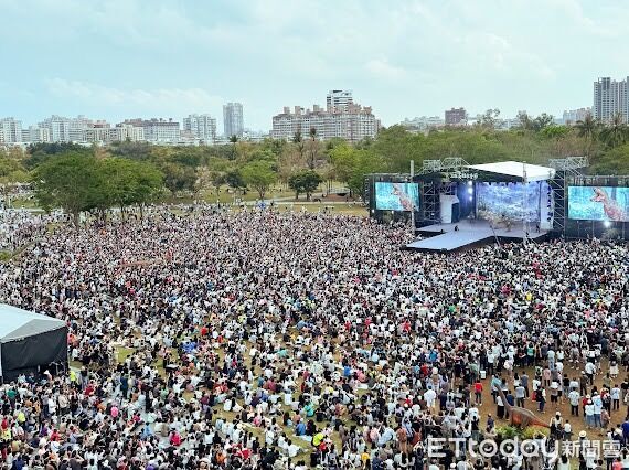 高雄「恐龍酷樂園」單日湧28萬人次!塞爆衛武營 誇張人海照曝