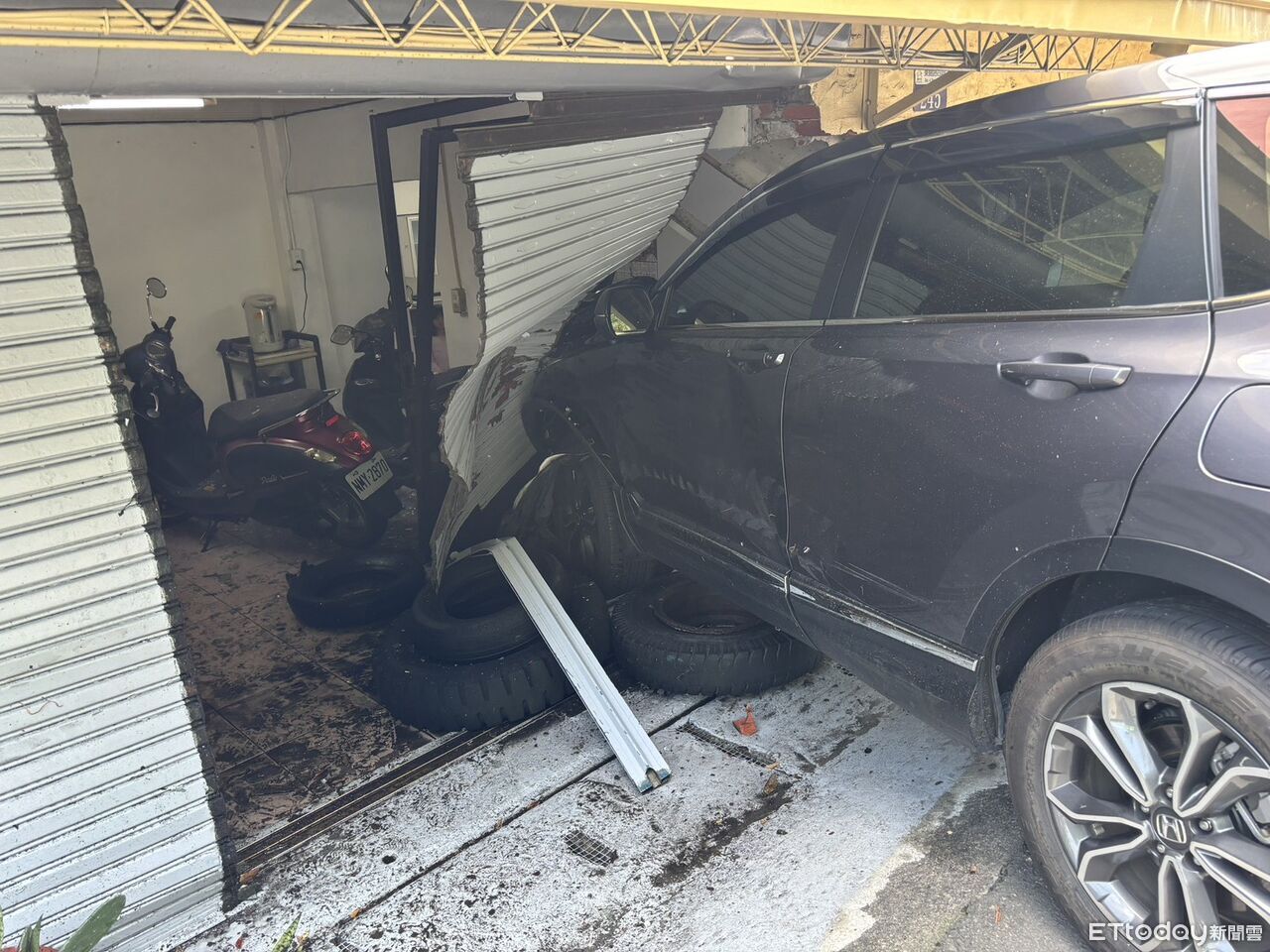 整片牆被撞爛!台中女駕駛撞進民宅畫面曝 夫妻家中寮攤嚇傻