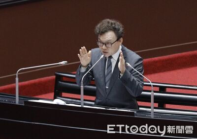 遭影射欠債被黑道押走!鄭正鈐現身傻眼「沒有耶」:以為來問軍購