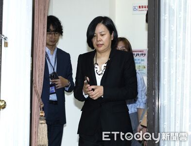 媒體人神翻譯「李貞秀開除原因」　簡舒培笑：被民眾黨仙人跳了