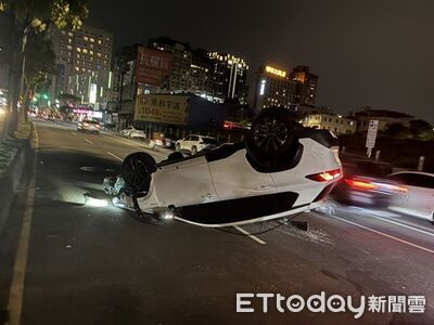 疑恍神連撞路邊2車！白休旅車180度翻覆路中　駕駛幸僅輕傷