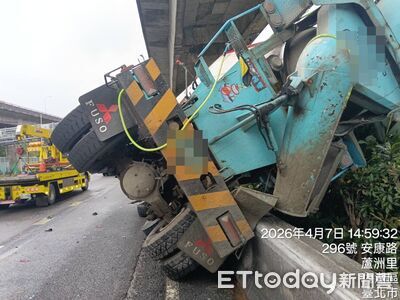 快訊／國道北向東湖段嚴重車禍！水泥預拌車翻覆撞4車　1人命危