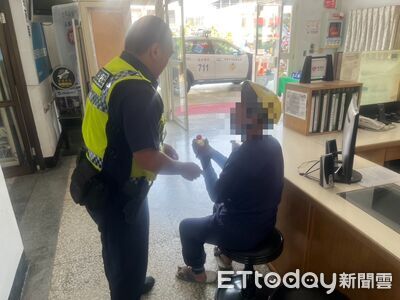 8旬翁騎車迷途+體力不支 內埔暖警即時救援助返家