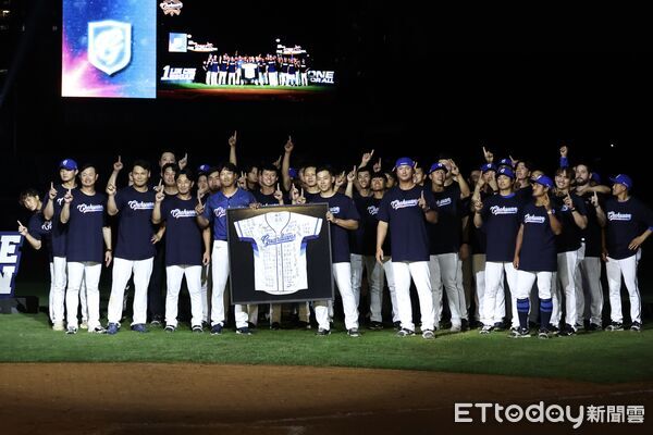 ▲▼富邦悍將主場開幕週（林哲瑄引退主題日）-合照 。（圖／記者黃克翔攝）