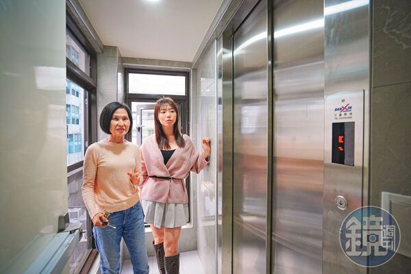 TVBS主播譚伊倫（右）與鄰居湘琴（左）推動永春富台公寓蓋電梯，從鑽研補助到徵詢住戶同意，成為社區改造的推手。