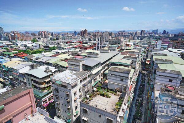 全台屋齡30年以上住宅已突破554萬戶，占比近6成，密集的老公寓正掀起居住革命。