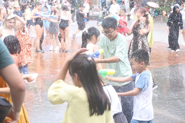 ▲六福村主題遊樂園潑水節。（圖／業者提供）