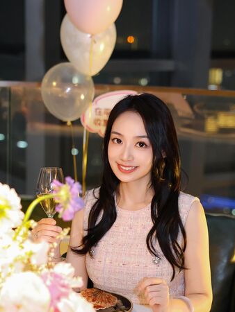 ▲▼結婚15年！黃舒駿同框小24歲嫩妻　放閃文17萬朝聖。（圖／翻攝自Threads）