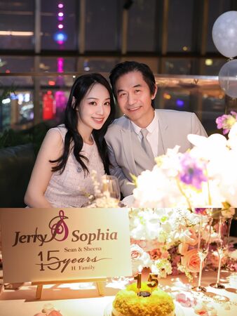 ▲▼結婚15年！黃舒駿同框小24歲嫩妻　放閃文17萬朝聖。（圖／翻攝自Threads）