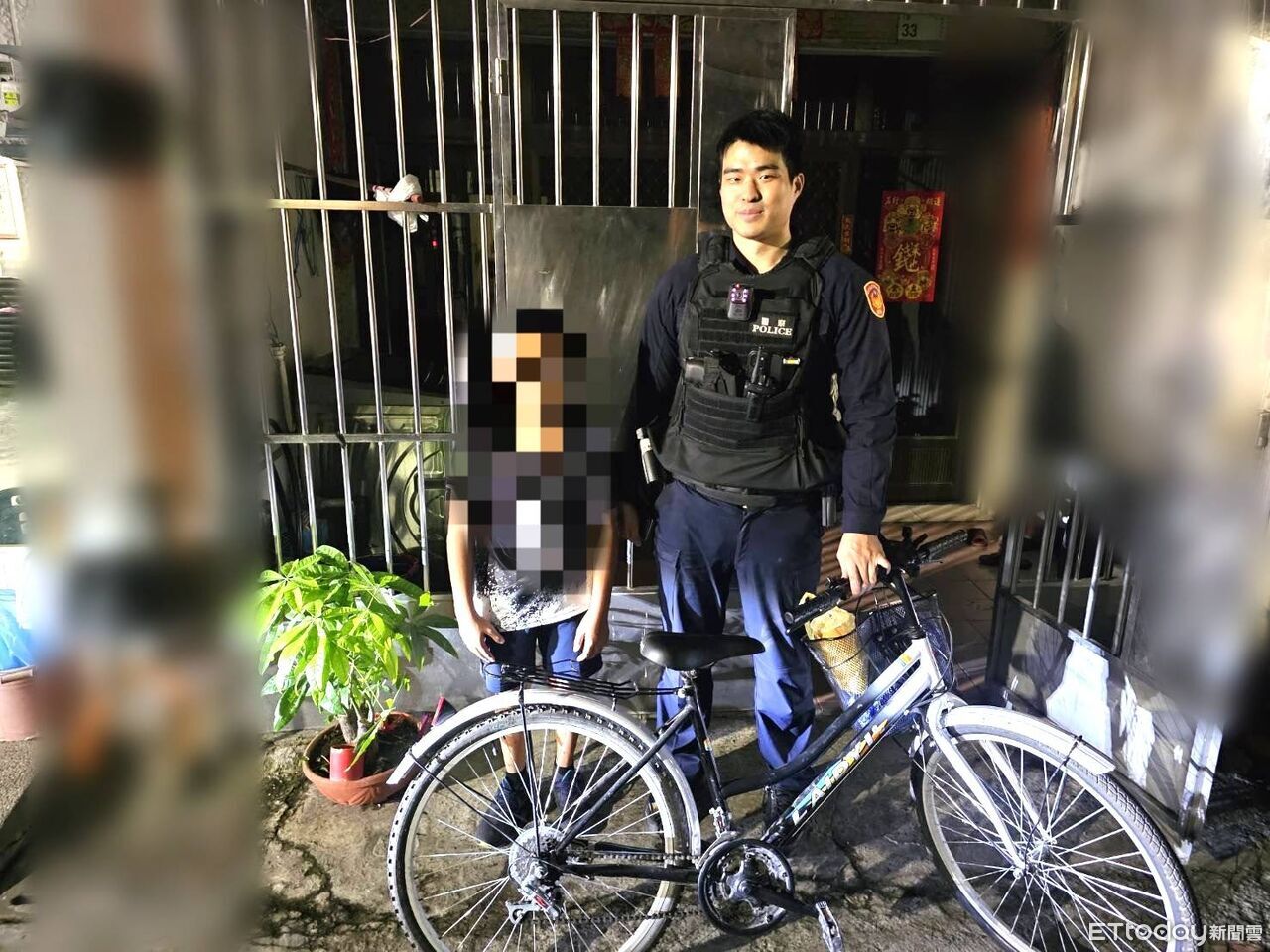 屏東少年單車故障 警「扛」1公里+巡邏車戒護送返家