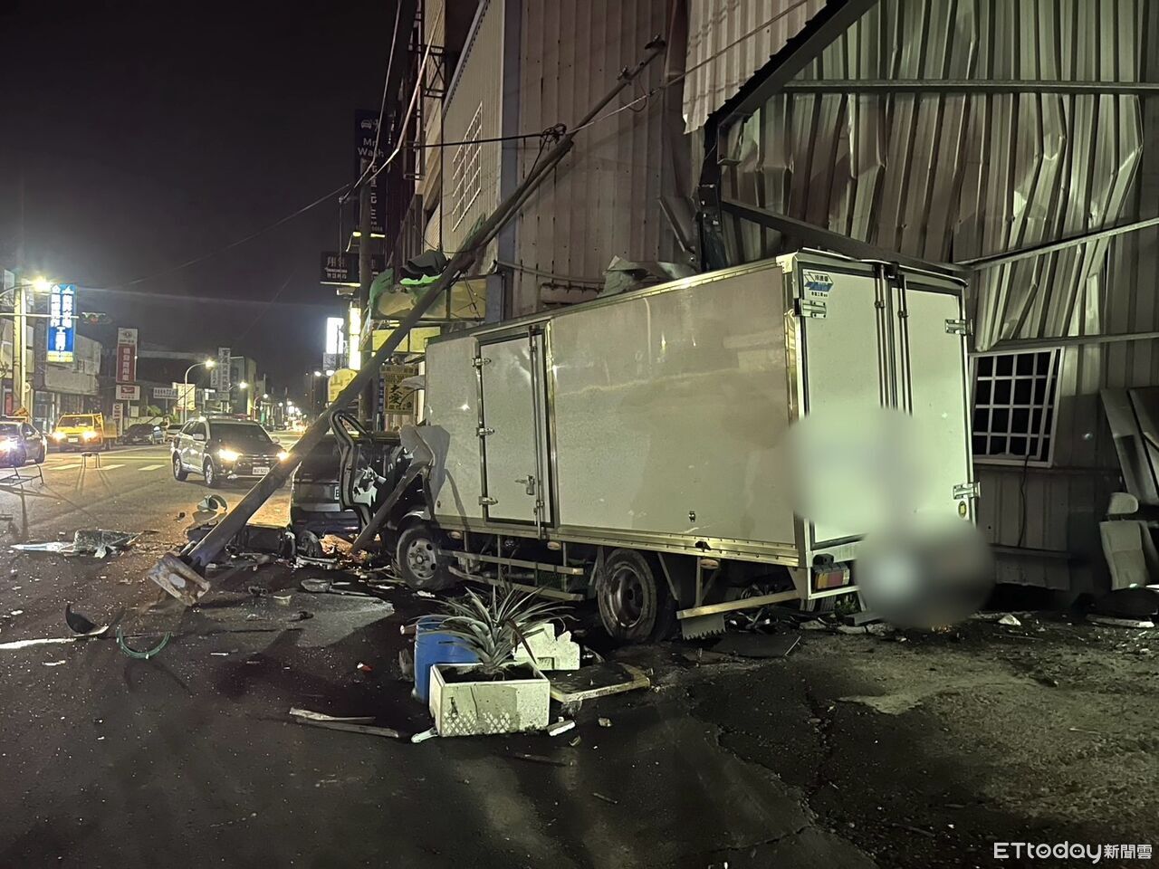 苗栗物流車連撞3車、2民宅、號誌桿 駕駛:連假加班體力透支