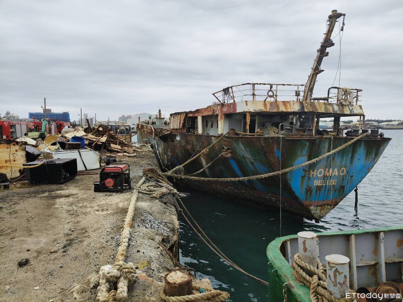 馬公大關口觀音寺前火警!拍賣走私船起火 疑拆船切割不慎釀災