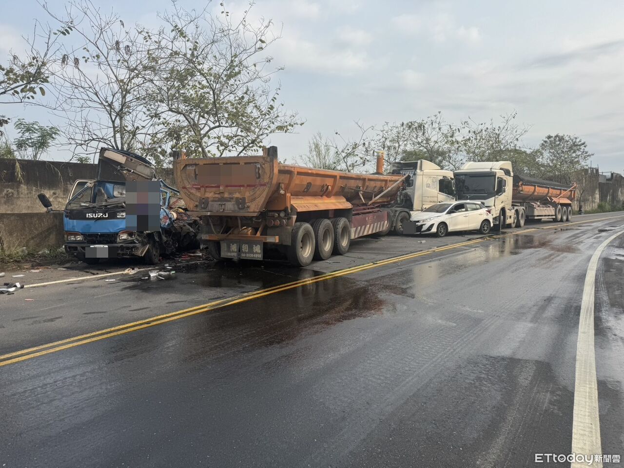 快訊/南投竹山砂石車「逆向衝對向」猛撞3車! 小貨車駕駛慘死