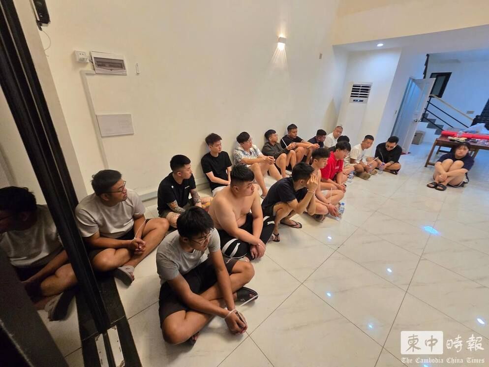 23台灣人慘了!柬埔寨警掃蕩詐騙集團 「排排坐」被捕畫面曝
