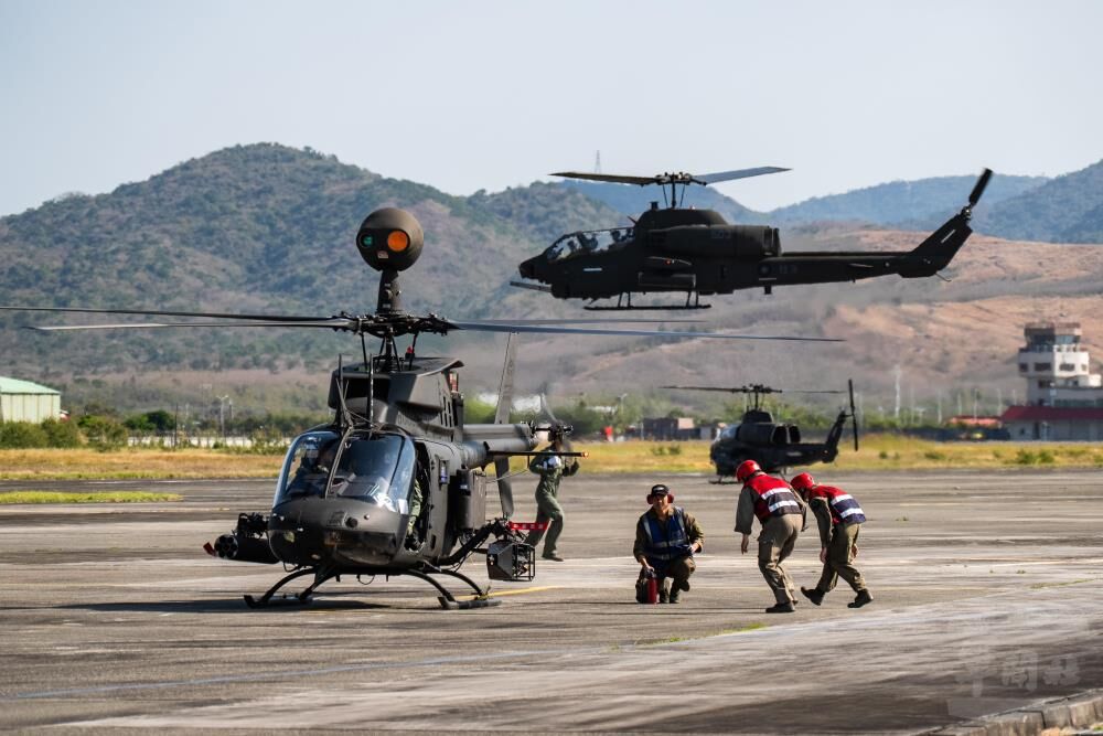 備炸作業分秒必爭 空地勤在轟鳴引擎聲中用手勢取代口語