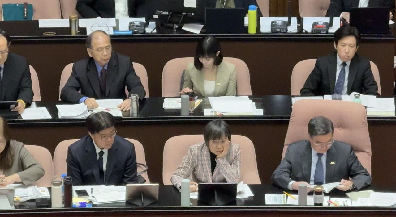 不甩李貞秀!卓榮泰被揪「在看鍾佳濱新書」 她酸:讀書好!幫推