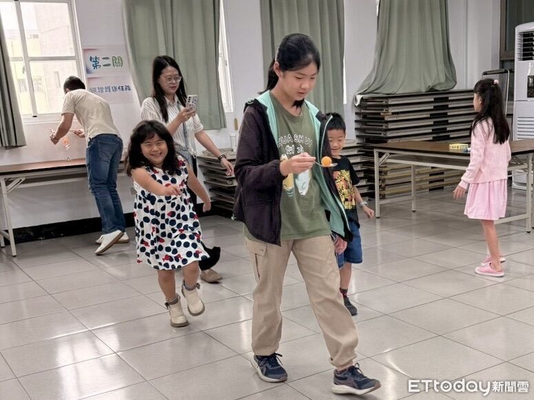 特警闖關嗨翻潮州!警友頒獎學金、企業加碼 23學子歡樂領獎