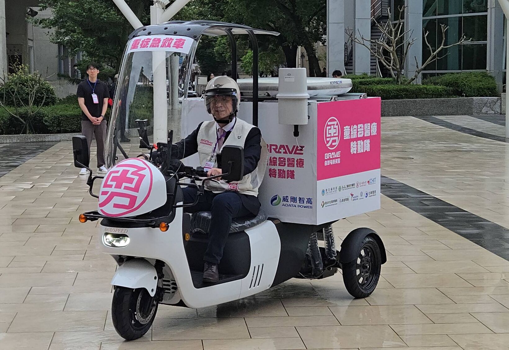 衛福部部長石崇良出席粉紅超跑移動急診室記者會。（圖／記者趙于婷攝）