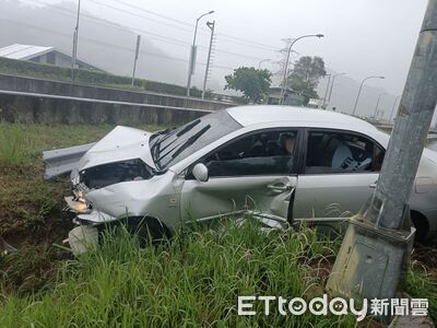疑雨天路滑失控!國6草屯段小客車遭撞衝出邊坡 車頭全毀畫面曝