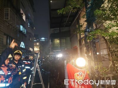 中和興南路深夜火警！5樓公寓頂加「竄大量濃煙」　3人緊急撤離