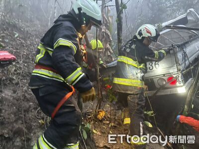 南投兄弟收檳榔遇死劫！「閃樹枝」貨車翻50米深邊坡1死1傷