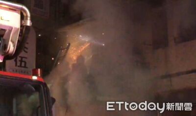 水果攤深夜惡火！兒焦急守火場：媽媽在裡面　警消架梯破窗救人
