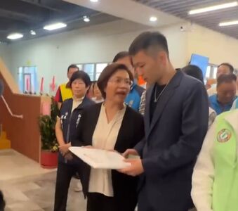 王惠美遞件爭場館被李洋當場拒絕　綠委：不如呼籲同黨立委放行預算