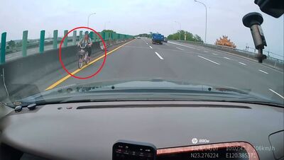 越籍女不熟路況！騎腳踏車「逆向上國道」畫面曝　嚇壞路過駕駛